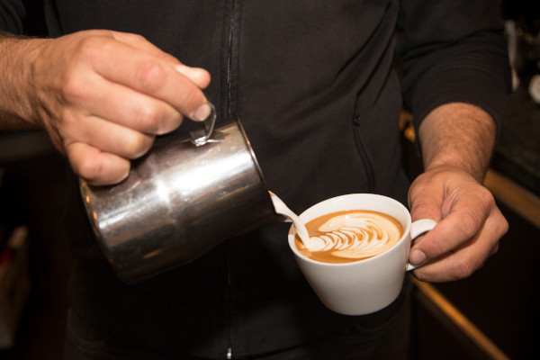 Achte auf ein langsames Eingießen für den perfekten Cappuccino