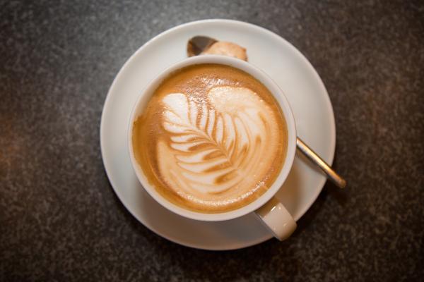 Cappuccino in der Tasse mit Milchschaum