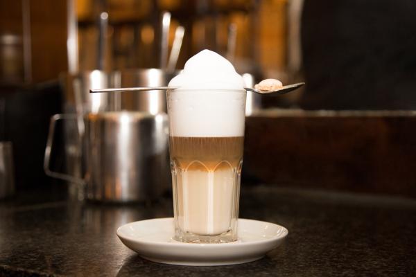 Latte macchiato im Glas mit Milchschaum