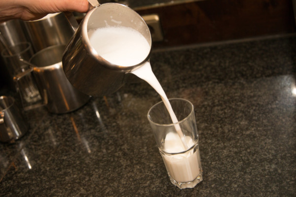 Fülle den fertigen milchschaum und die heiße Milch in das Latte Macchiato Glas