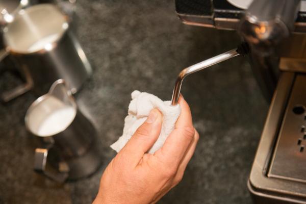 Die Dampflanze solltest Du nach jeder Benutzung für den Milchschaum reinigen