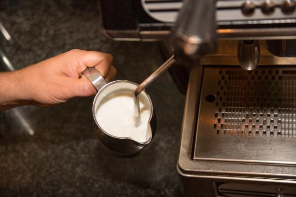 Milchschaum mit der Siebträgermaschine