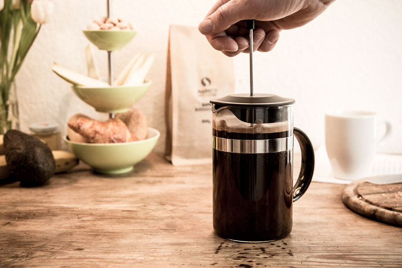 Nach Vier Minuten ist der French Press Kaffee bereit zum runterdrücken