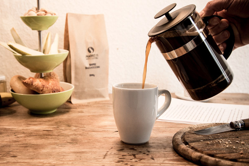 Direkt nach dem Ziehen lassen, sollte der Kaffee in die Tasse gefüllt werden.