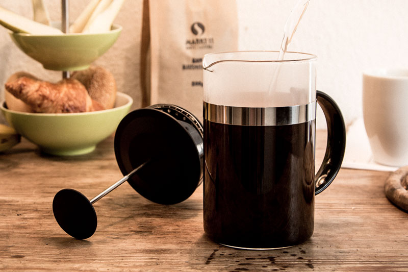 Erst wenn alle Kaffeepartikel mit Wasser bedeckt sind, die French Press voll machen.